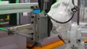 Sistema automatizado robótico de pruebas de tracción de láminas