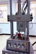 Máquina de ensayo de fatiga servohidráulica de sobremesa