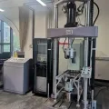 Máquina de ensayo de fatiga servohidráulica de sobremesa